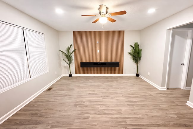 Building Photo - 846 School Rd