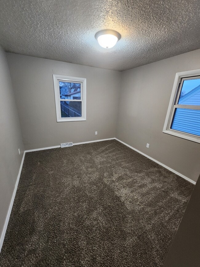 Building Photo - 1625 N Algona St