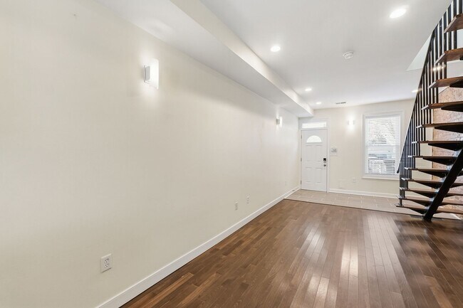 Building Photo - 1515 Independence Ave SE
