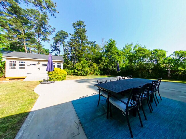 Building Photo - 1117 Eisenhower Dr