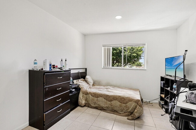 Building Photo - 5843 Woodlands Blvd