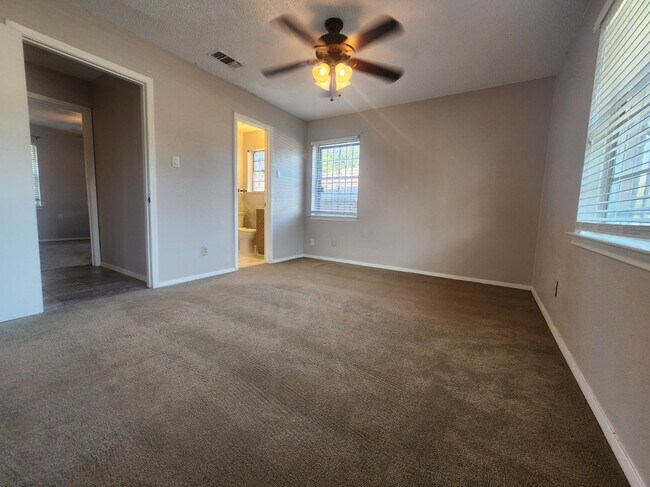 Building Photo - 2425 Kristen Dr