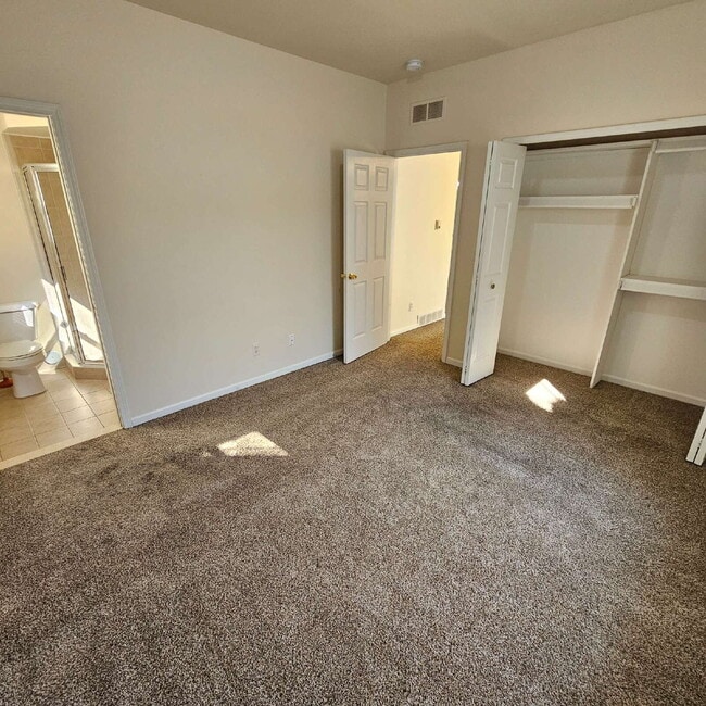 Building Photo - Spacious and Clean 2 Bedroom, 2 Full Bathr...