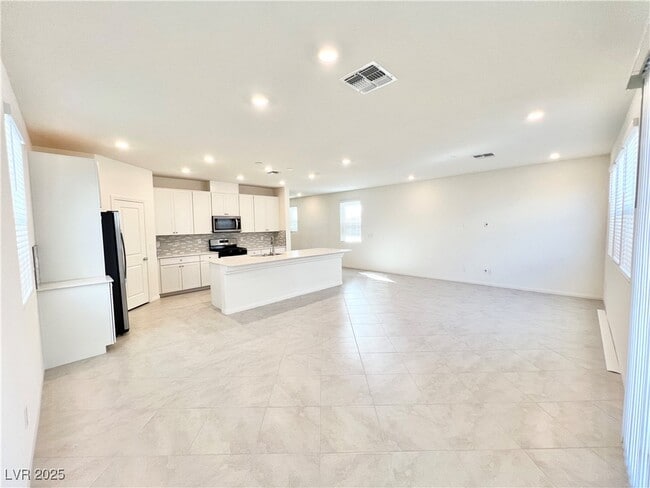 Building Photo - 6972 W Ford Ave