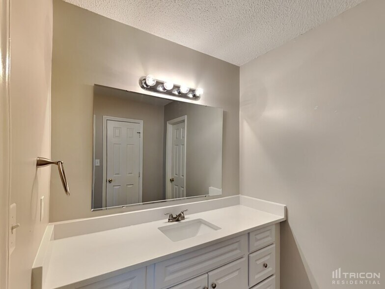 Building Photo - 7400 Palmetto Ct
