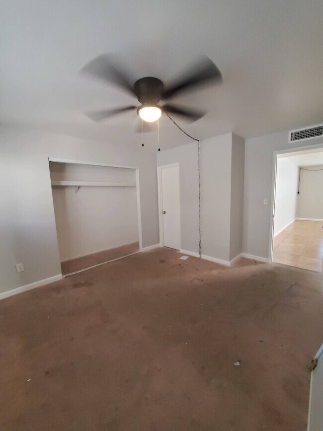 Building Photo - COMING UP! Charming 2-Bed, 1-Bath Apartment!