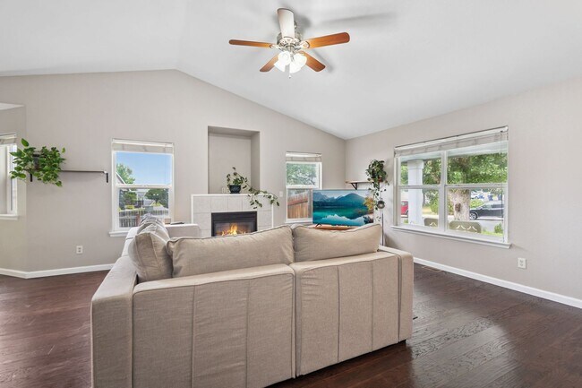 Building Photo - Stylish living in this modern 3 bed 2 bath...