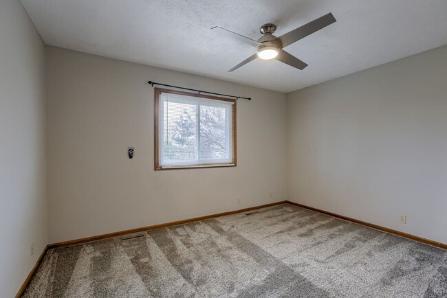 Building Photo - Updated Kitchen!