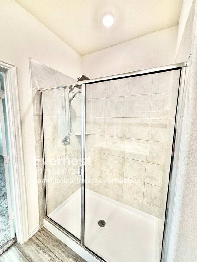 Building Photo - 4-Bedroom Home with Large Backyard and Con...
