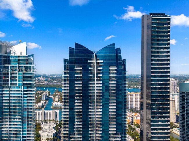 Building Photo - 17121 Collins Ave