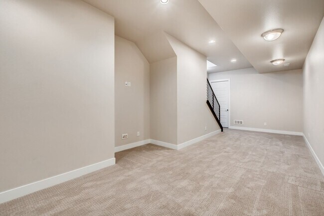 Building Photo - High Street Townhomes 3 bedroom unit with ...