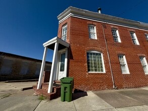Building Photo - Charming 2Bed/2.5Bath in Washington Vilage - Extra Space in the Basement