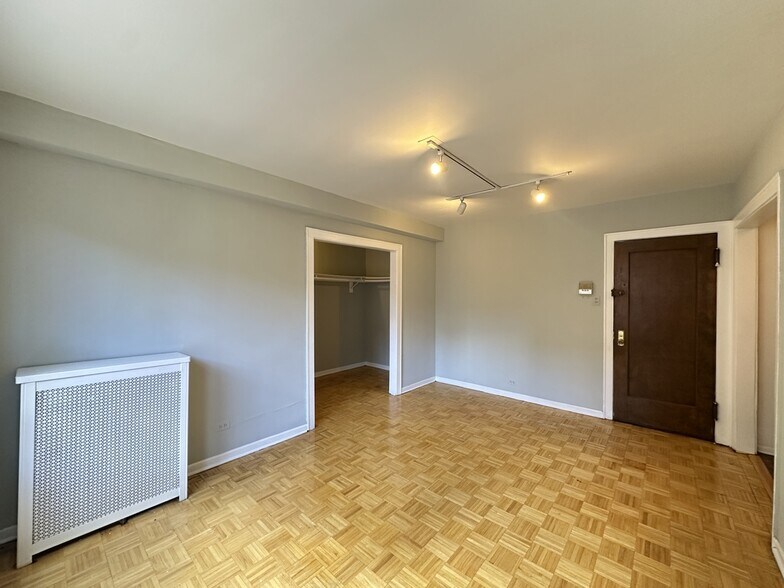 Building Photo - 739 W Belmont Ave