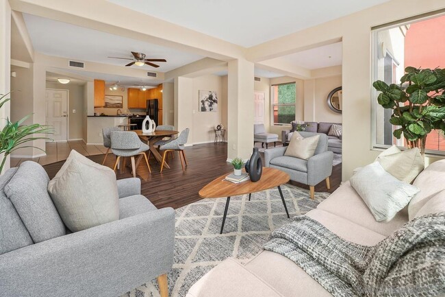 Building Photo - Fantastic Penthouse Unit Downtown Marina D...