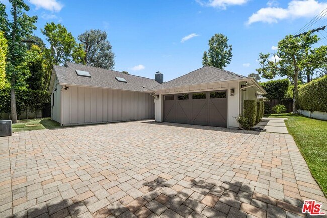 Building Photo - 2701 Roscomare Rd