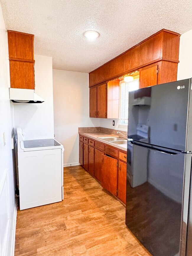 Building Photo - 408 Sunset Ln