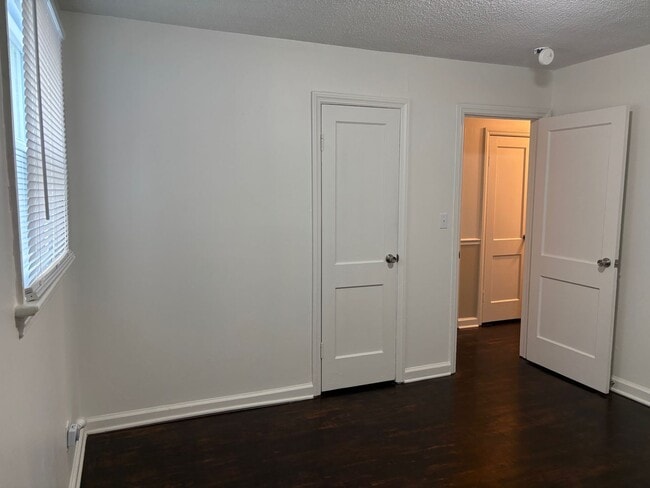 Building Photo - 3 BEDROOM, 1 BATH, 900 SQ FT, GAS HEAT, WINDOW AC