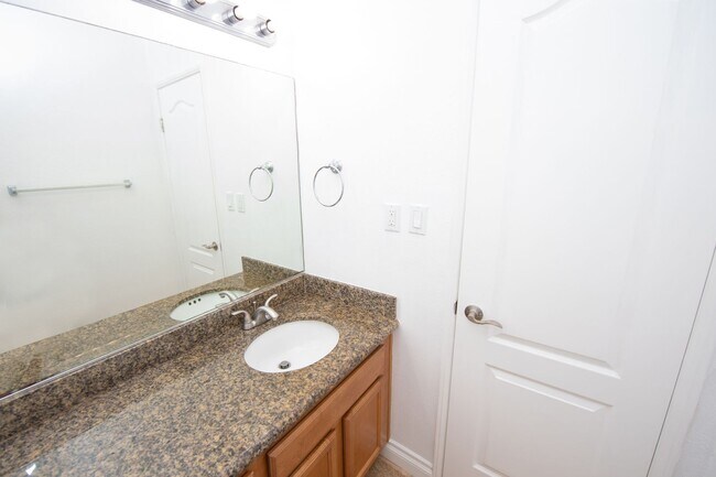 Building Photo - $500 off first month rent! 2BR/1.5BA Condo! 2 parking spaces