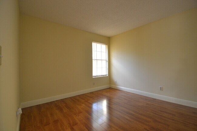 Building Photo - Lovely 1/1 Corner Unit in GATED ~ LAKEFRONT community in Altamonte Springs!