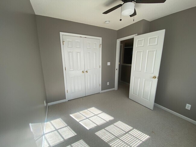 Building Photo - Move-in Ready!