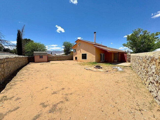 Building Photo - Northeast El Paso 3 Bed Refrig A/C split T...