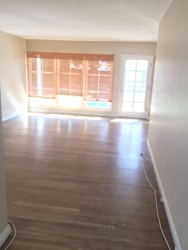 Building Photo - Great Home Near Water Available to View Now