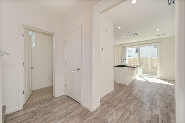 Building Photo - Fully Furnished Mid-term Rental