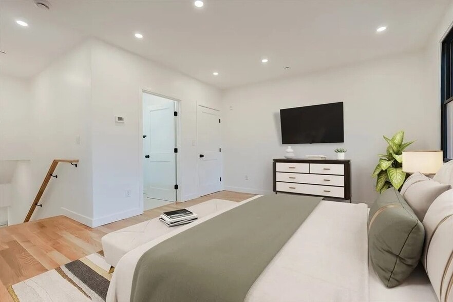 Building Photo - 12 George St