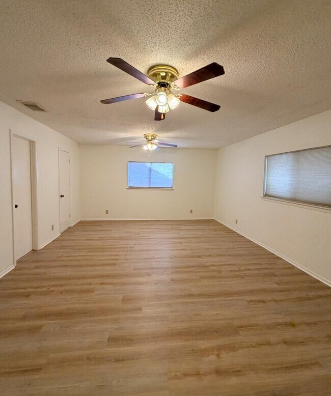 Building Photo - 9202 Roquefort