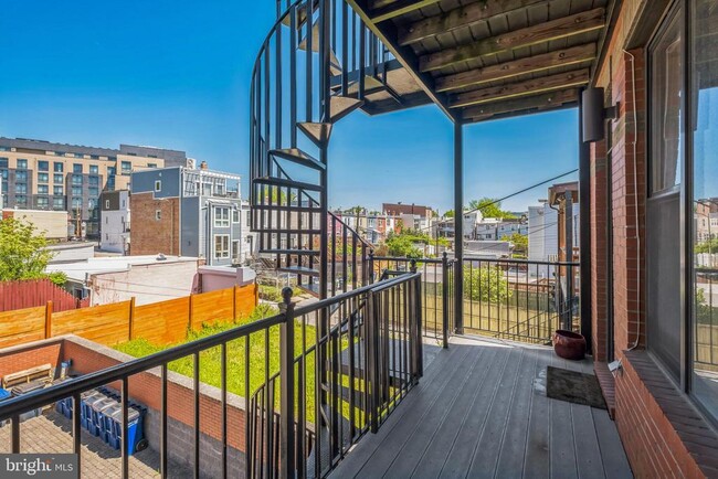 Building Photo - 1404 K St SE