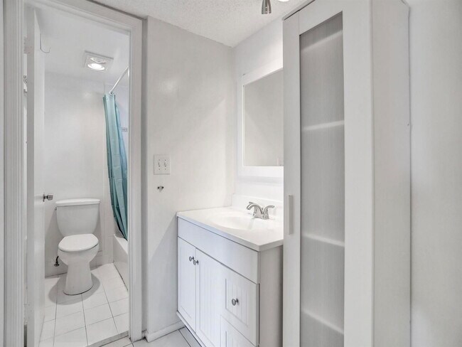 Building Photo - 9330 Lagoon Pl