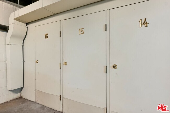 Building Photo - 11789 Montana Ave