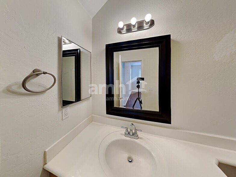 Building Photo - 10131 E Isleta Ave