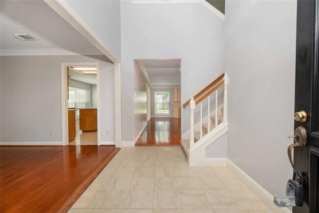 Building Photo - 15127 Greenleaf Ln