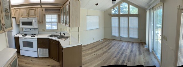 Living Area - 32550 Highway MM
