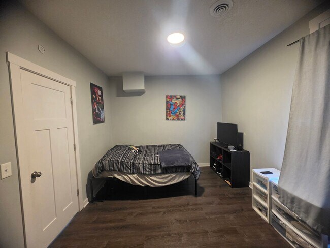 Building Photo - 626 NE Taylor St