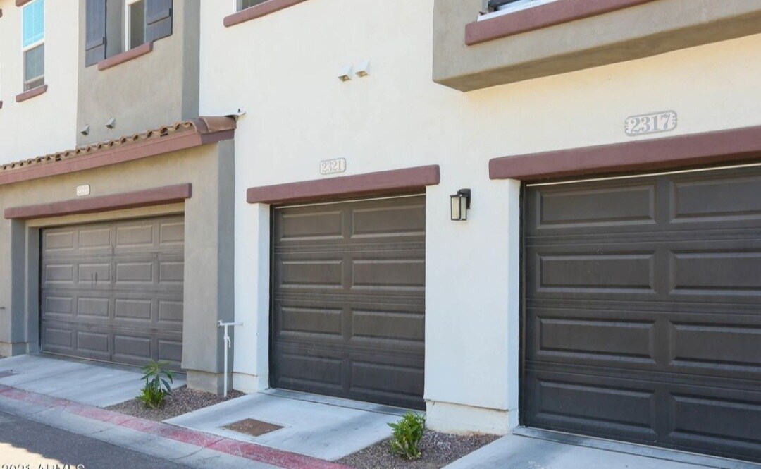 Building Photo - 2321 E Huntington Dr