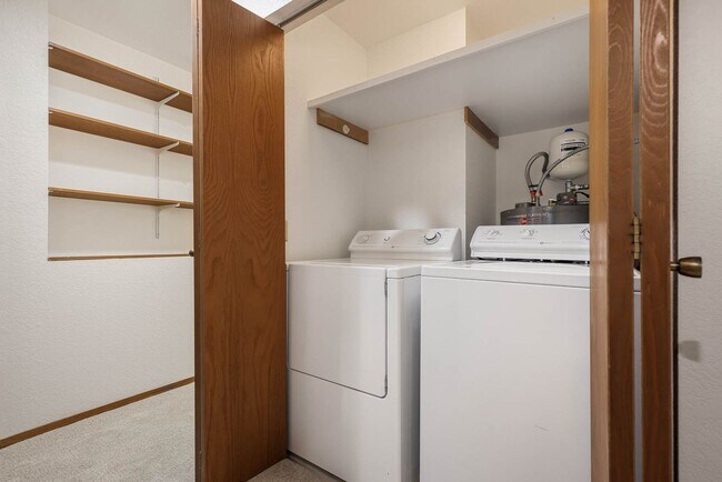 Building Photo - Beautifully Updated 2-Bedroom, 2-Bath Condo Near Downtown Kirkland