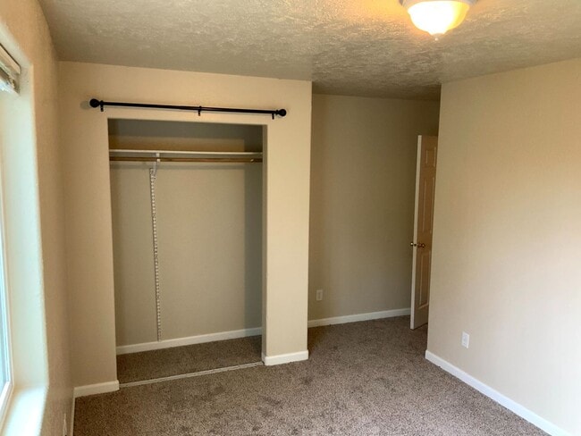 Building Photo - 4 Bedroom 2 Bathroom Home Near Thurston