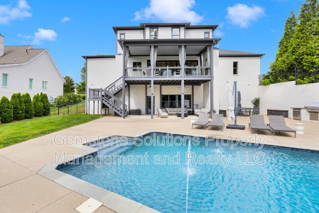 Building Photo - 1806 Burland Cres