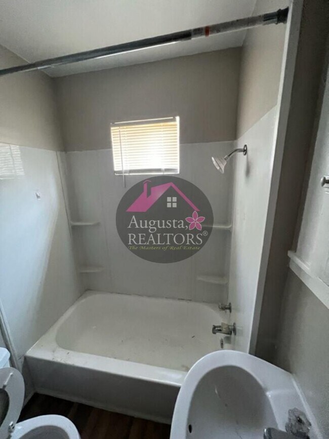 Building Photo - Adorable One Bedroom Duplex!