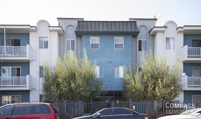 Building Photo - Mid-Century Magic: 2-Bedroom with Space, S...