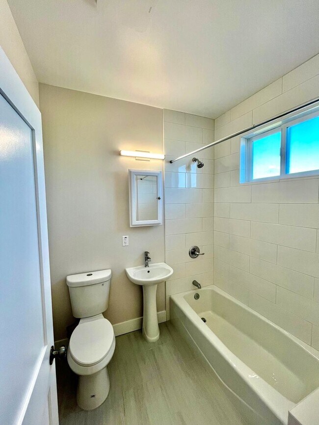 Building Photo - SPECTACULAR, TOP FLOOR 2 BED/1 BATH FULLY RENOVATED!!!