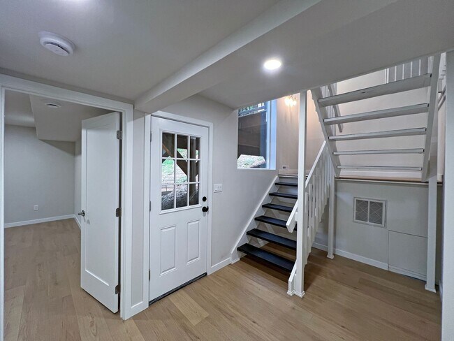 Building Photo - Freshly Remodeled 5BR Home in Prime Bellevue Enatai