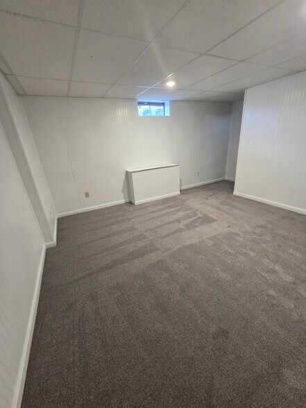 Building Photo - 471 W Shore Rd