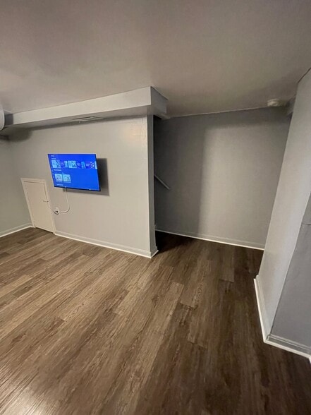 Building Photo - 204 34th St NE