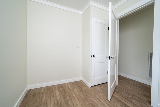 Building Photo - 3 Bed/1 Bath duplex