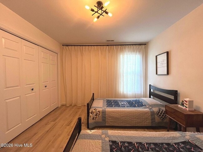 Building Photo - 561 Thorncliff Dr