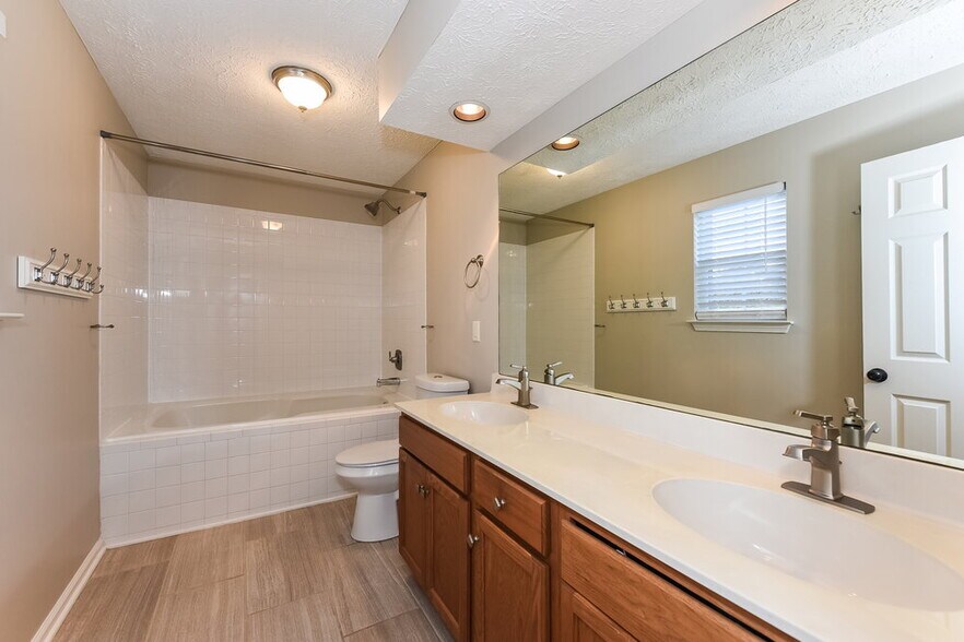 Building Photo - 3602 Sussex Ct