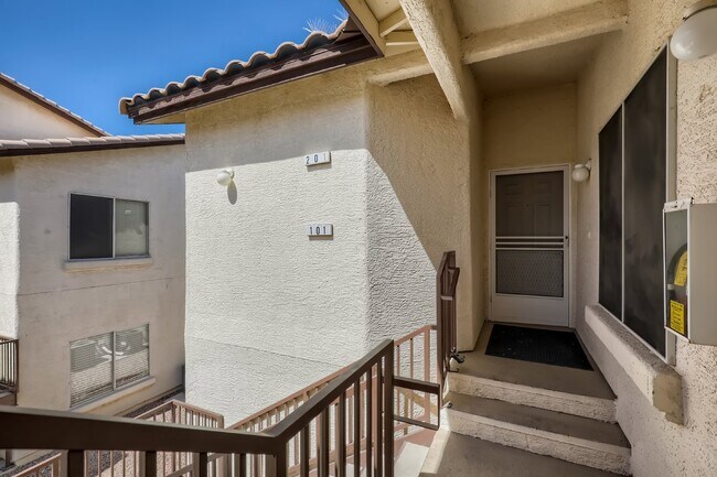 Building Photo - Discover this spacious and well-appointed 2-bedroom + office/den, 2-bath condo located in the hig...